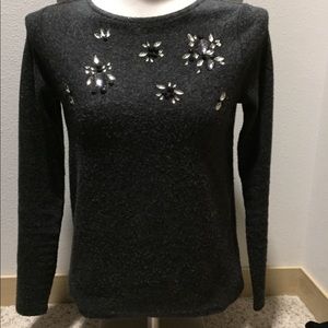 Gray top with rimestones